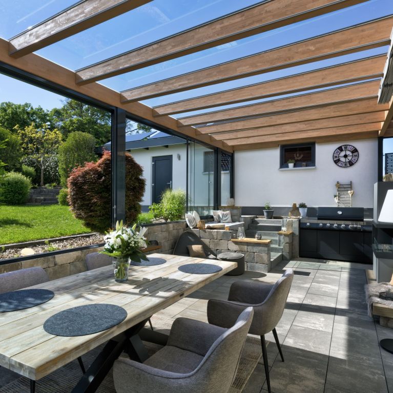Hochwertige Terrassenüberdachung in Kronach mit großen Schiebetürelementen aus Glas