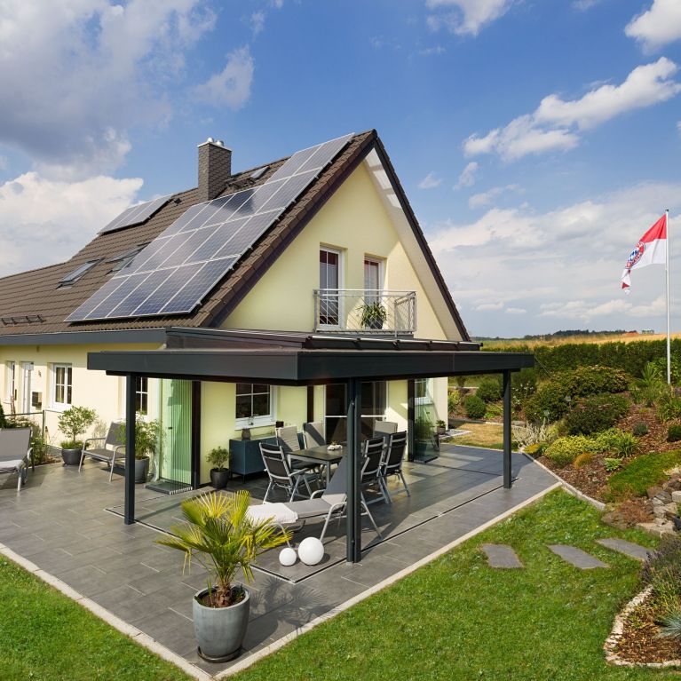 Seitlicher Blick auf Terrassenüberdachung