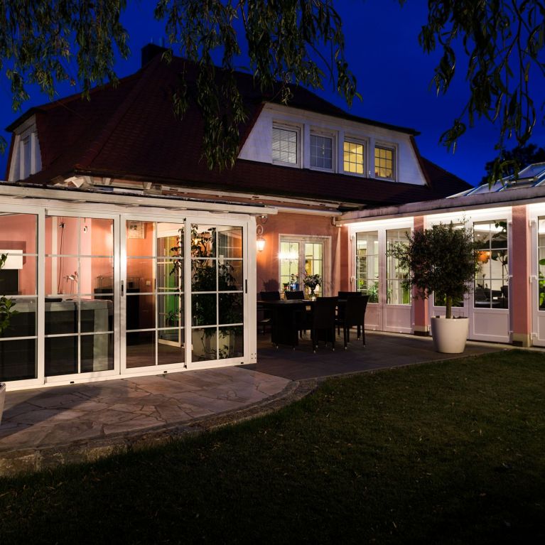 rechts: Orangerie