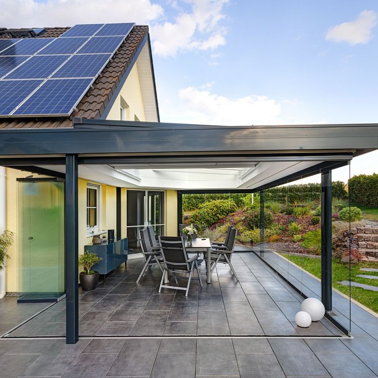 Terrassenüberdachung halb geöffnet