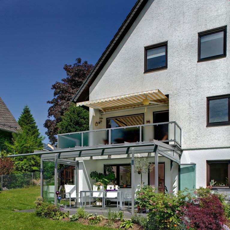 Einpassung unter Balkon