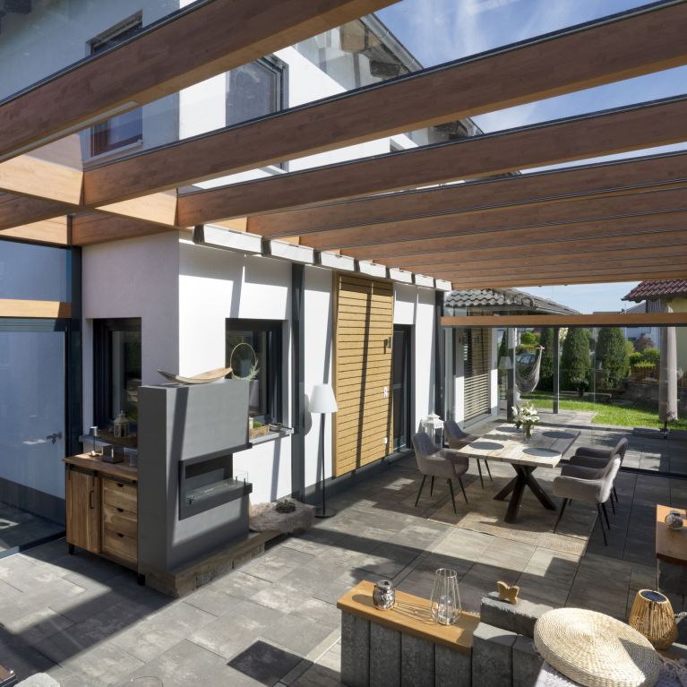 maßgefertigte Terrassenüberdachung mit dreiseitig geschlossenen Glasschiebetüren im Landkreis Lichtenfels