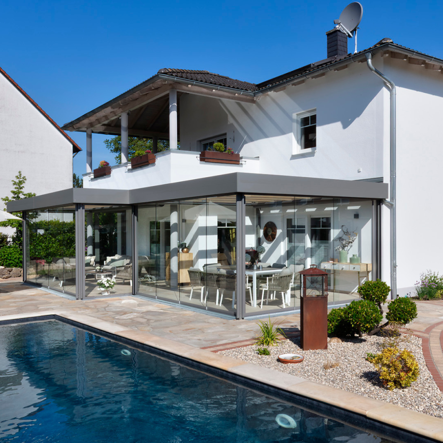individuell geplante Terrassenüberdachung an einem Haus mit großzügigen Glasschiebtüren in Kronach