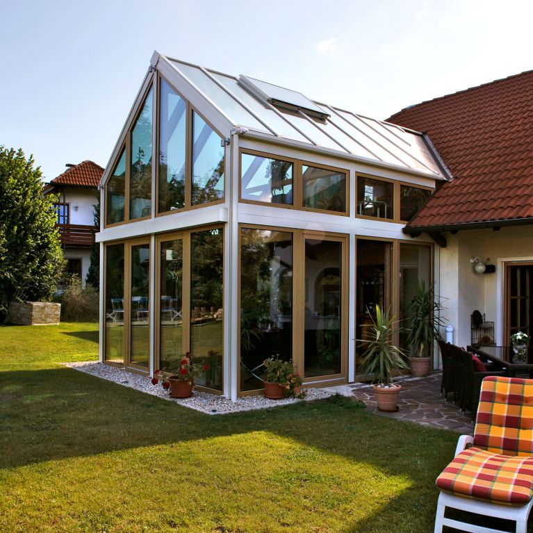 Der Wintergarten fügt sich harmonisch ans Haus