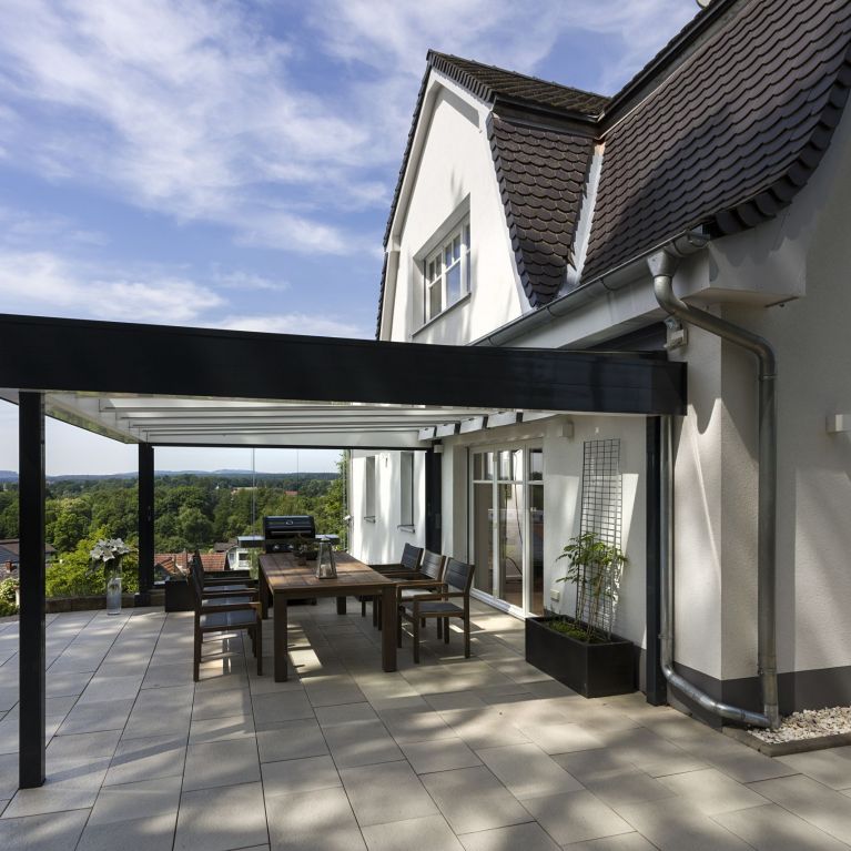 Seitlicher Blick auf die Terrassenüberdachung in Sonneberg