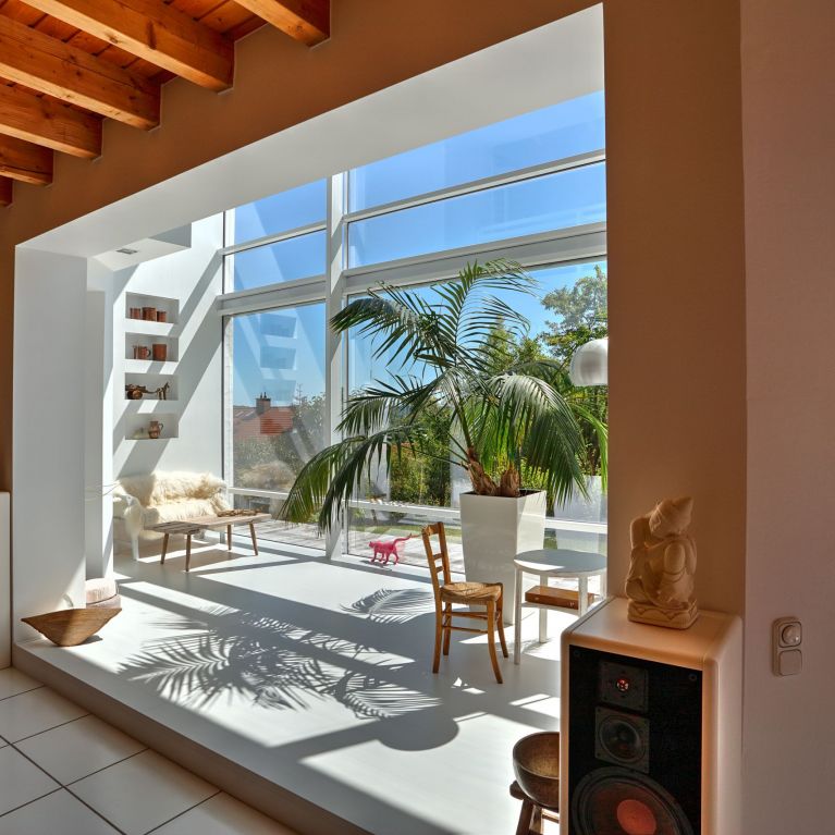 Der Blick vom Wohnzimmer in den PanoramaGarten