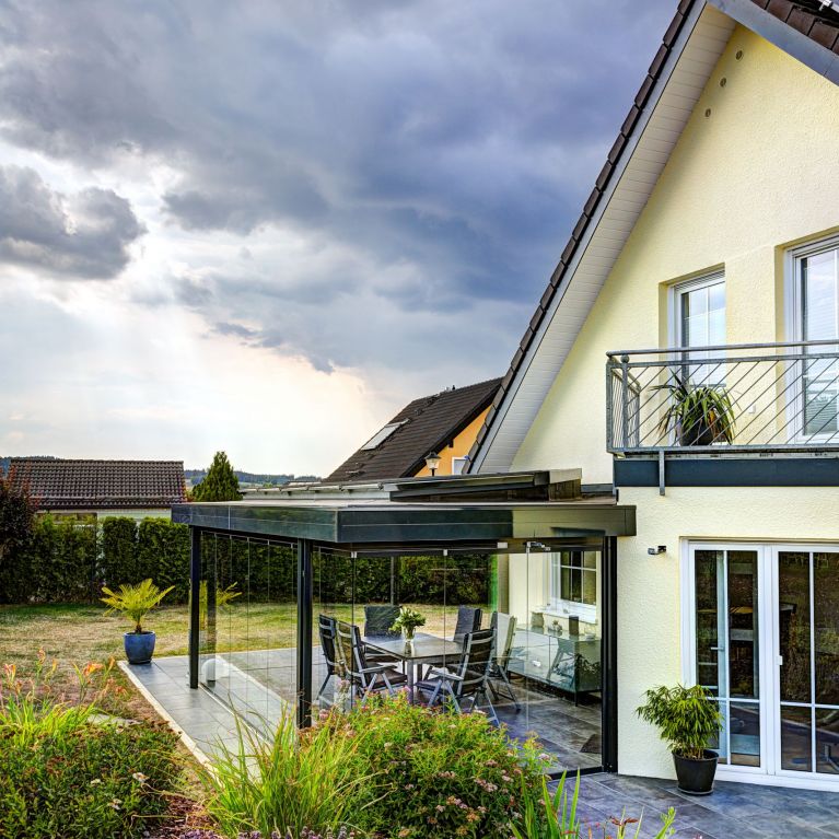 Terrassenüberdachung harmonisch integriert