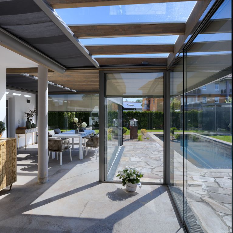 Terrassenüberdachung in Kronach nach Maß mit Glasschiebetüren und einem hochwertigen Markisensystem