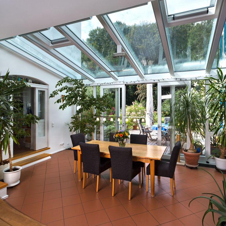 Großzügiger Wohnraum des Wintergartens