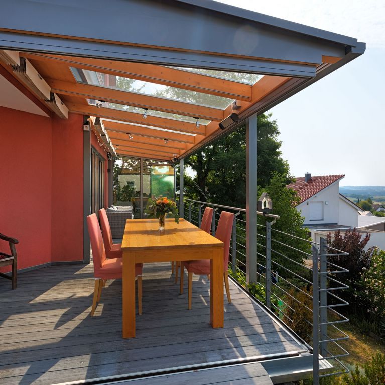 Seitlicher Blick auf die Balkonüberdachung
