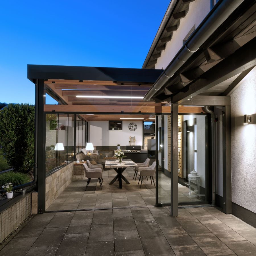 Terrassenüberdachung Holz/Alu in Lichtenfels nach Maß mit Glasschiebetüren mit LED-Innenbeleuchtung