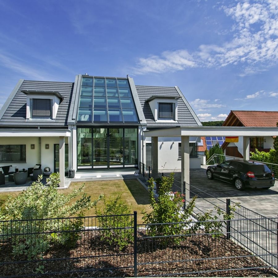 Zweistöckiger Wintergarten integriert ins Haus