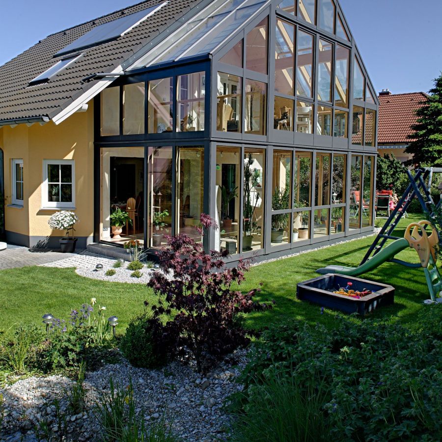 Zweigeschossigen Wintergarten mit Galerie im Raum Hof