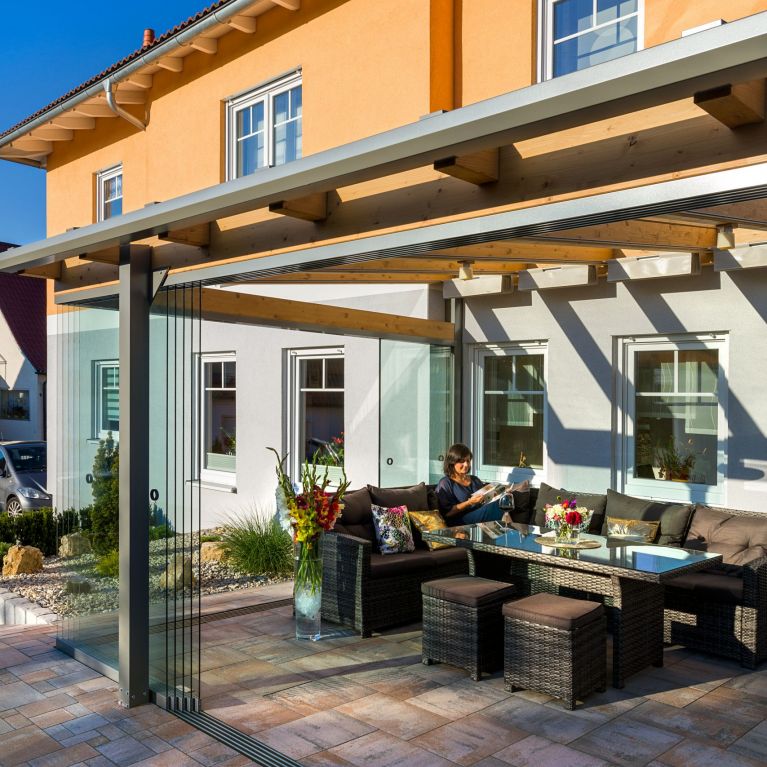 Sommergarten aus Glas ideal für Loungemöbel
